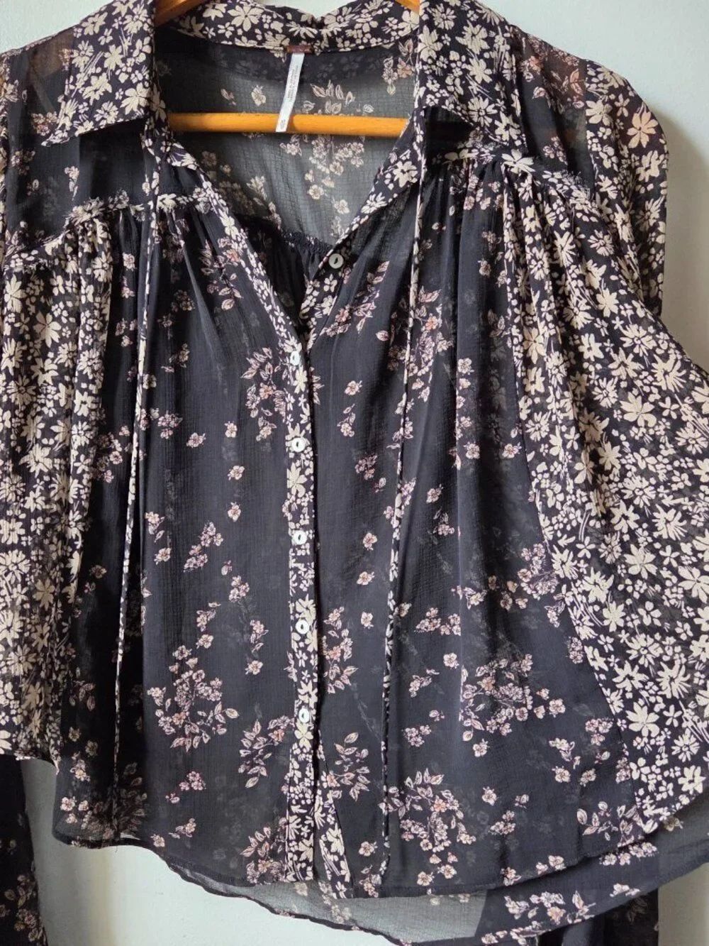 EUC FREE PEOPLE DITSY FLORAL ROMANTIC BOHO TOP SIZE XS - Picture 3 of 15